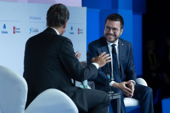 El presidente en funciones de la Generalitat, Pere Aragonè, conversando con el presidente del Cercle d'Economia, Jaume Guardiola.