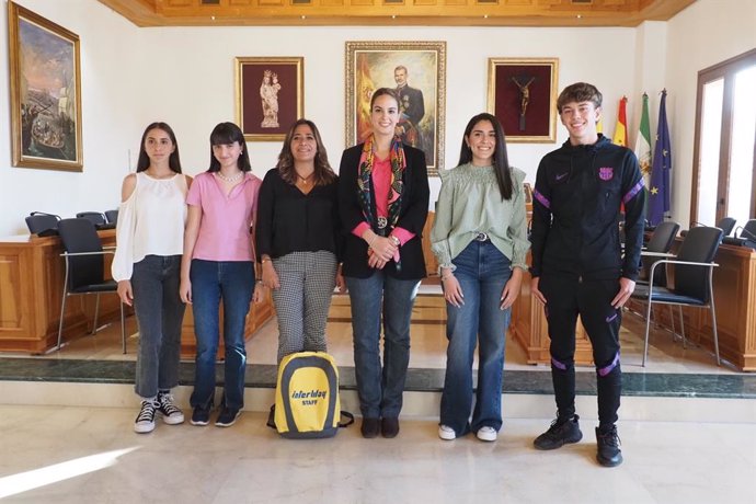 El Ayuntamiento de Palos de la Frontera (Huelva) entrega las becas a los mejores expedientes académicos de la localidad.