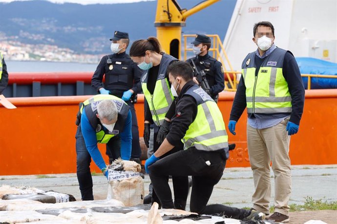 Archivo - Arquivo - Descarga da droga transportada a bordo do MV Karar, abordado o 25 de abril de 2020, cando se dirixía a Vigo.