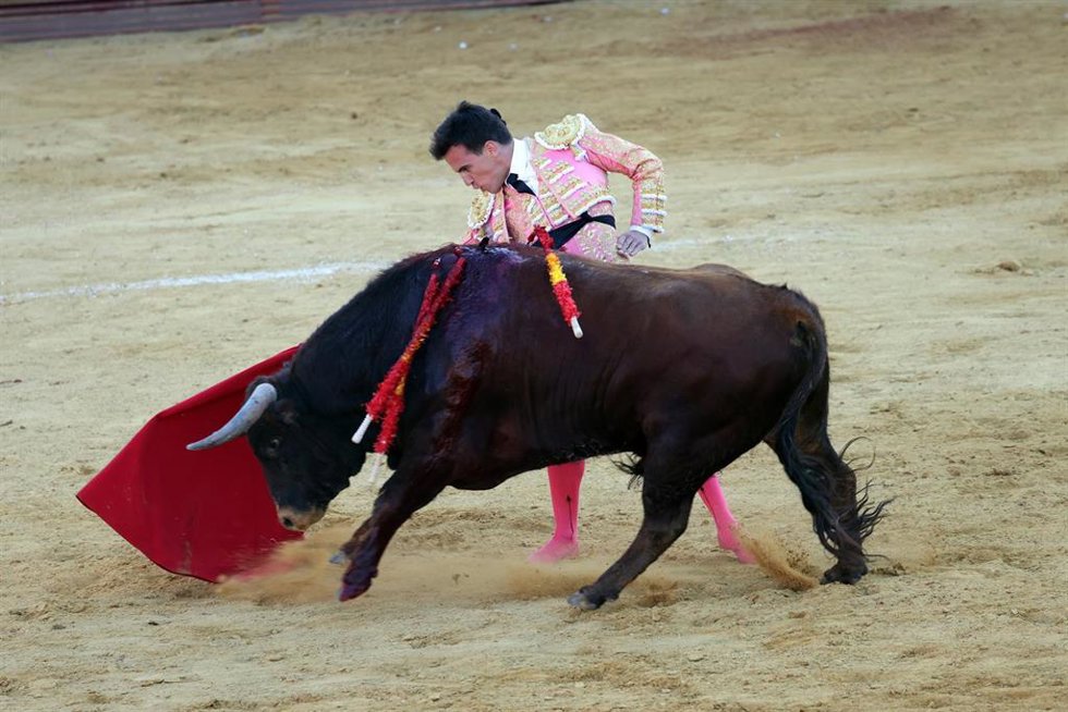 Gonzalo Caballero durante su faena taurina en las fiestas del Dos de Mayo