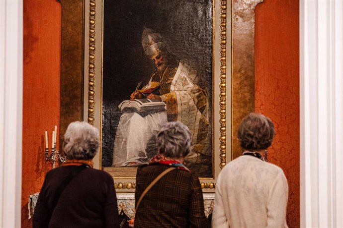 Archivo - Tres personas observan una de las obras expuestas en el Museo del Romanticismo, a 15 de febrero de 2024, en Madrid (España). El Museo del Romanticismo es un museo de titularidad estatal. 