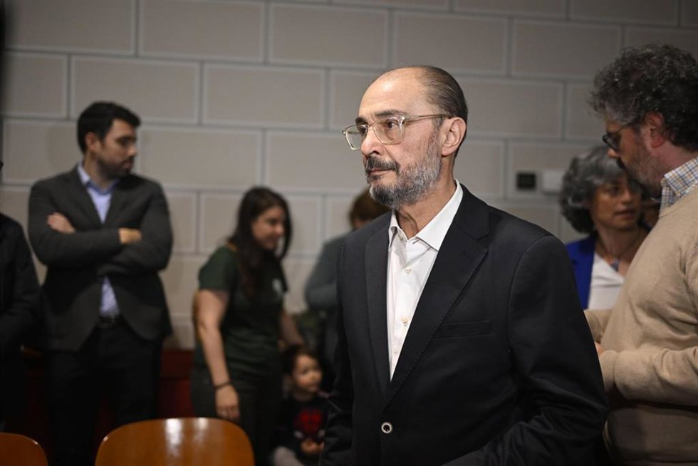 Archivo - El expresidente de Aragón Javier Lambán a su llegada a la presentación de su libro Una emoción política, en la Diputación de Zaragoza, a 18 de abril de 2024, en Zaragoza, Aragón (España).