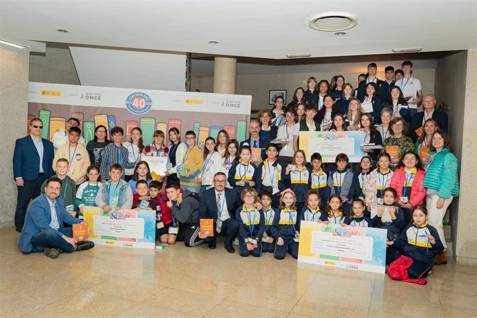 Foto de familia de la entrega del Concurso Escolar de la ONCE