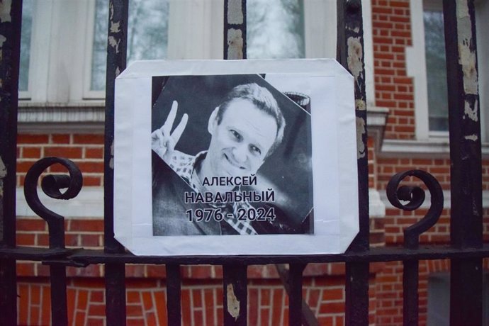 Archivo - February 16, 2024, London, England, UK: Supporters of Alexei Navalny hold a vigil outside the Russian Embassy in London as the opposition leader dies in prison in Russia.,Image: 847329755, License: Rights-managed, Restrictions: , Model Release: 