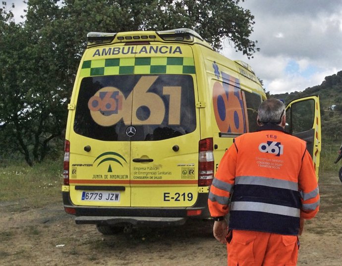 Archivo - El herido ha sido trasladado en ambulancia por el 061