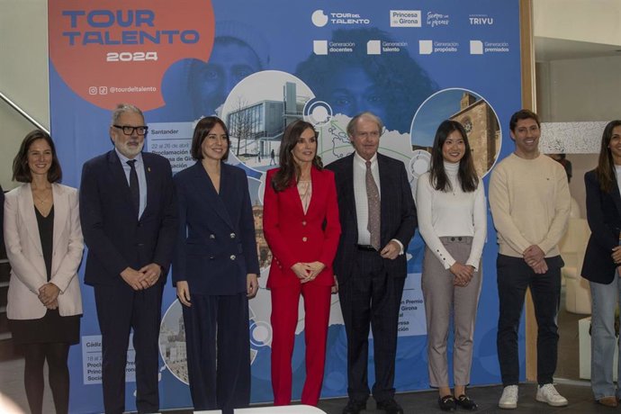 Archivo - El alcalde de Lleida, Flix Larrosa (2i); la ministra de Ciencia, Innovación y Universidades, Diana Morant (3i); la reina Letizia (c), y el presidente de la FPdGi, Francisco Belil (3d), posan a su llegada a la inauguración del Tour del talento