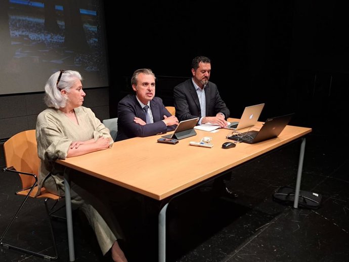 El conseller de Educación y Universidades, Antoni Vera, visita el Conservatori Profesional de Música y Danza de Pitiusas.