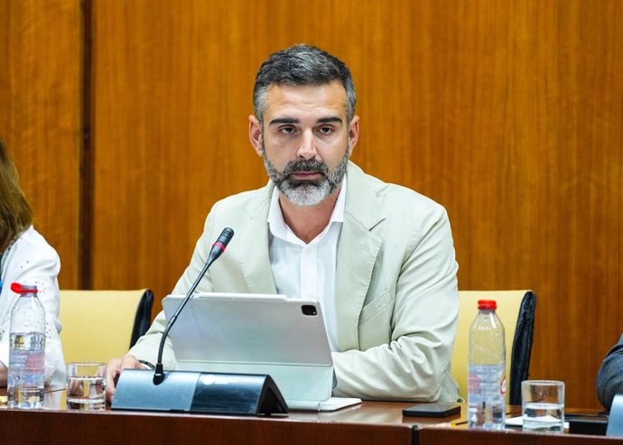 El consejero de Agricultura, Pesca, Agua y Desarrollo Rural, Ramón Fernández-Pacheco, en comisión parlamentaria.