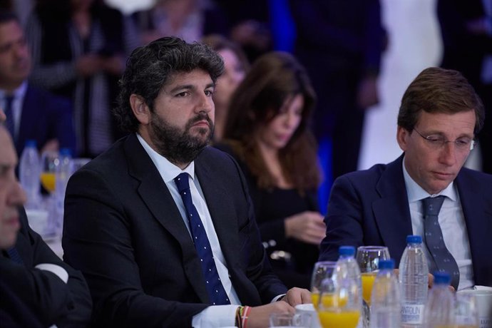 El presidente de la Región de Murcia, Fernando López Miras (i) y el alcalde Madrid, José Luis Martínez-Almeida (d),durante un desayuno informativo organizado por el diario 'La Razón' protagonizado por la candidata del Partido Popular a las elecciones euro