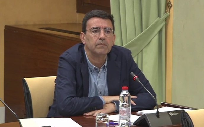 El parlamentario del PSOE-A Mario Jiménez, en la comisión de Agricultura, Pesca, Agua y Desarrollo Rural.