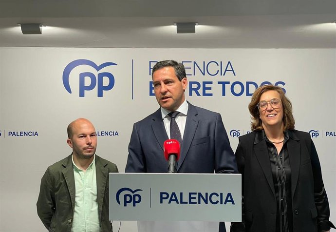 De la Hoz (c), junto con Martín y Armisén.