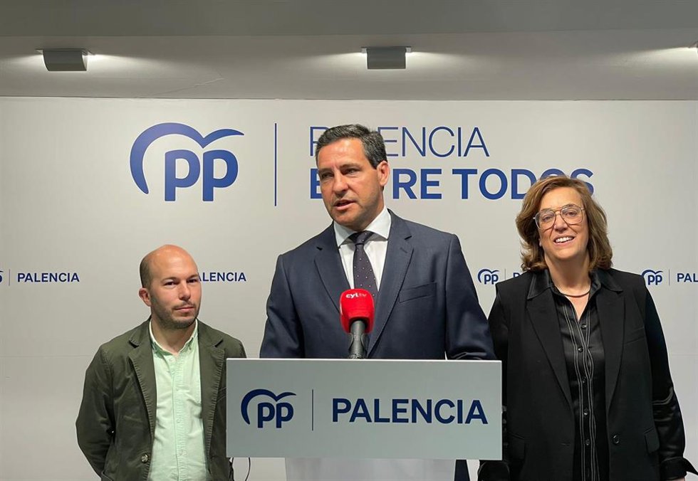 De la Hoz (c), junto con Martín y Armisén.