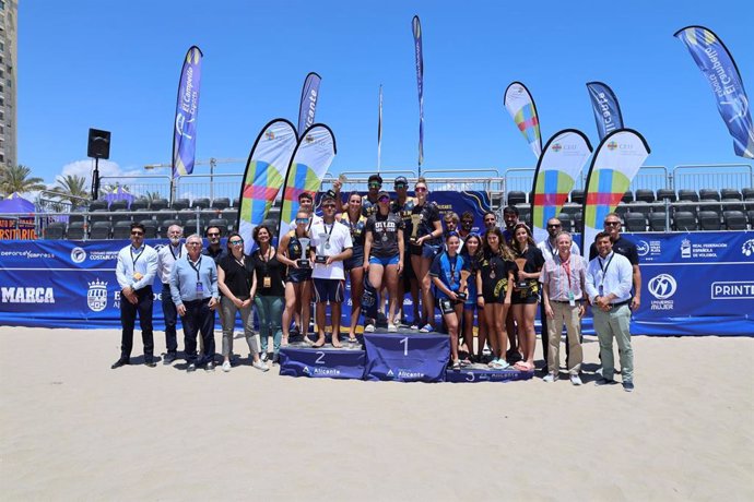 La UCAM y la UNED, ganadores del Campeonato de España Universitario de vóley playa en Alicante.
