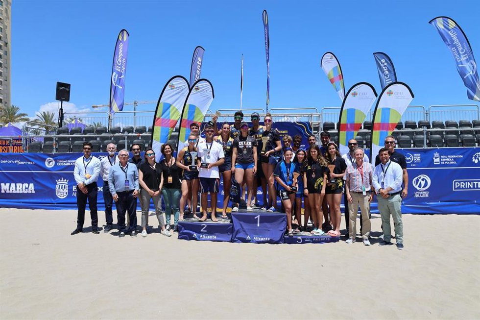 La UCAM y la UNED, ganadores del Campeonato de España Universitario de vóley playa en Alicante.