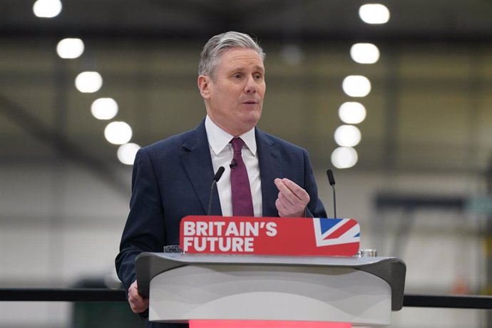 Archivo - 12 December 2023, United Kingdom, Milton Keynes: UK Labour leader Keir Starmer gives a keynote speech marking the four-year anniversary of the 2019 election, at Silverstone Technology Park. Photo: Jacob King/PA Wire/dpa