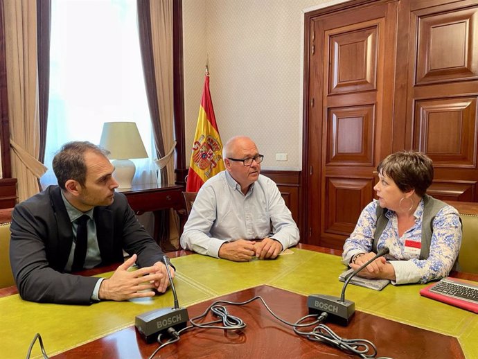 La diputada regional de Izquierda Unida, Henar Moreno, se ha reunido esta mañana en Madrid con los diputados de IU en el Congreso, Toni Valero y Felix Alonso