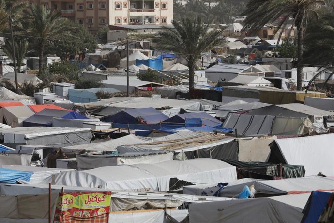 May 11, 2024, Dair El-Balah, Gaza Strip, Palestinian Territory: Displaced Palestinians fleeing the city of Rafah in the southern Gaza Strip are setting up a shelter camp in a military site previously used by the Al-Qassam Brigades, the military wing of 