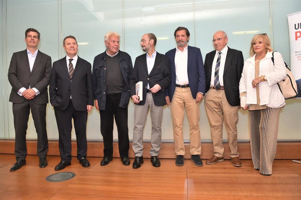 (I-D)El vicedecano del COAM, Pablo Olalquiaga; el presidente de Castilla.La Mancha, Emiliano García-Page; el expresidente del Gobierno Felípe González; el expresidente del Ejecutivo aragonés, Javier Lambán; el expresidente de Asturias Javier Fernández, 