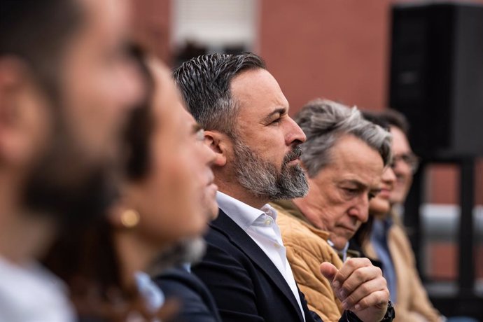 El líder de Vox, Santiago Abascal (c), durante la presentación de los diez primeros candidatos de la formación para las elecciones europeas, en el Palacio Vistalegre Arena, a 17 de mayo de 2024, en Madrid (España). Durante el mitin, se han presentado a lo