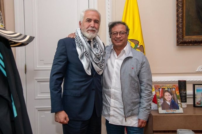 Archivo - El presidente de Colombia, Gustavo Petro, con el embajador de Palestina, Raouf Almalki