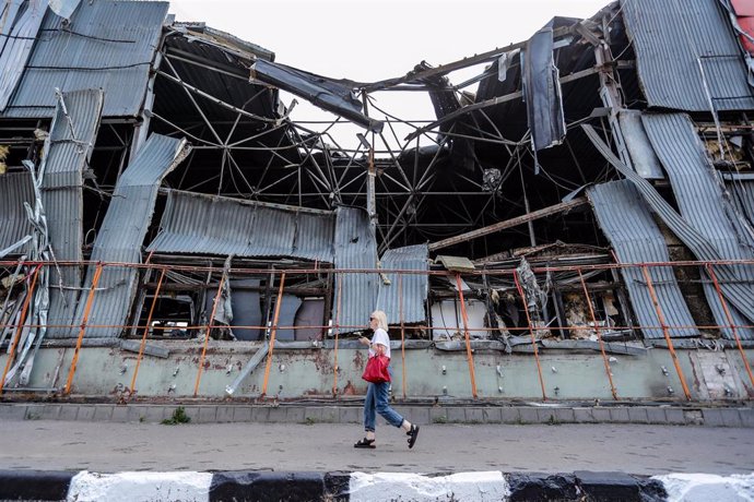 Archivo - August 8, 2022, Kharkiv, Kharkiv, Ukraine: A woman walks past a bombed shopping in the centre of Kharkiv, amid the Russian invasion of Ukraine. Moscow continues to bear down on Ukraine with ferocity especially in Donetsk and Luhansk.