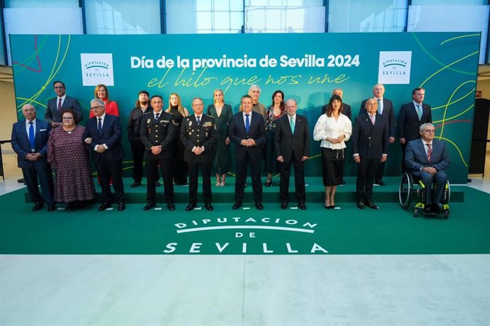 Foto de familia de los premiados con la medalla de la provincia de Sevilla junto al presidente de la Diputación.
