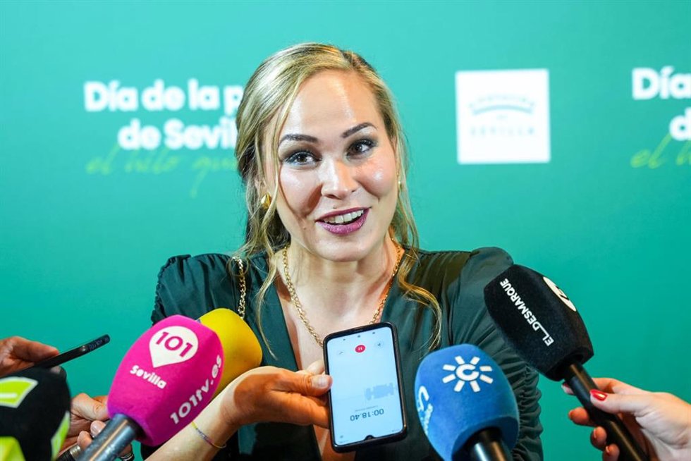 La futbolista de la Selección española de fútbol Irene Guerrero atiende a los medios antes de la ceremonia de entrega de las medallas de la provincia de Diputación.