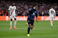 Un triplete de Lookman impide el triplete del Bayer Leverkusen