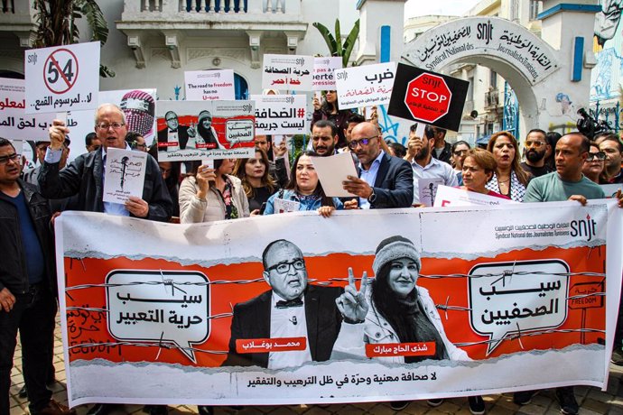 03 May 2024, Tunisia, Tunis: Journalists take part in a demonstration in support of freedom of the press and freedom of expression. The event, which was organised by the National Union of Tunisian Journalists (SNJT), marked World Press Freedom Day. Photo: