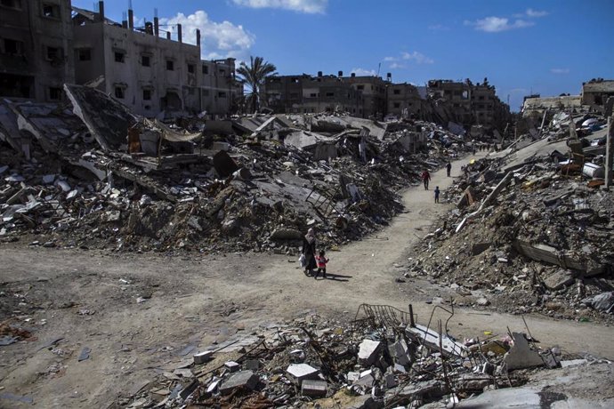 Archivo - Ruinas de los edificios destruidos por los bombardeos israelíes en el campo de refugiados de Yabalia, en el norte de la Franja de Gaza