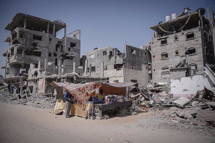 Una tienda montada en medio de edificios destruidos en la Franja de Gaza