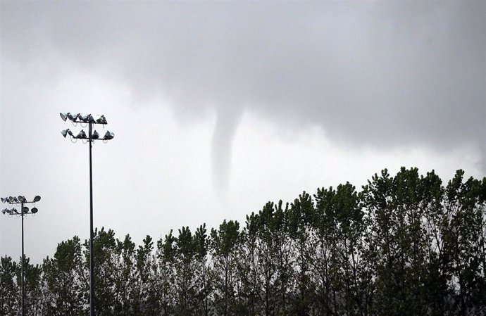 Archivo - Imagen de archivo de un pequeño tornado en el estado de Iowa (EEUU)