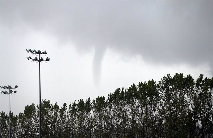 Archivo - May 23, 2020, Maquoketa, Iowa, USA: A small tornado tail drops from the clouds southwest of Maquoketa, Iowa at about 1:30 PM Saturday, May 23, 2020.