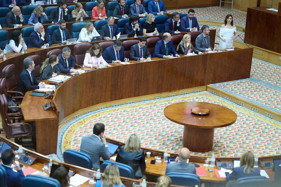 La presidenta de la Comunidad de Madrid, Isabel Díaz Ayuso, interviene durante un pleno en la Asamblea de Madrid.