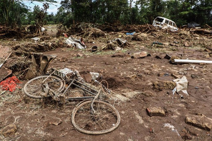 30 April 2024, Kenya, Nakuru: A damaged bicycle lies on the ground amidst other debris. Search and rescue work continues after the flood disaster in Mai Mahiu in Nakuru County. The floods following heavy rainfall have had devastating effects in several pa