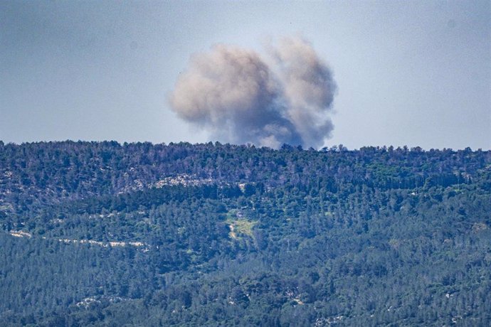 Archivo - Columna de humo tras un bombardeo del Ejército de Israel contra el sur de Líbano (archivo)