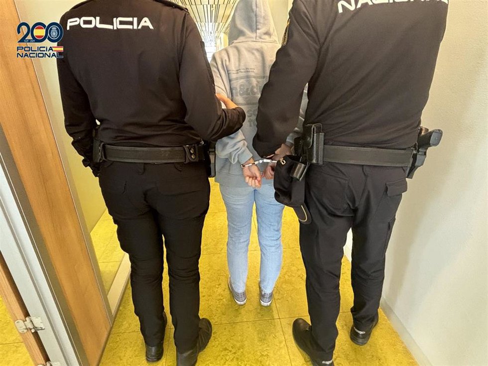 Detenida una mujer por dejar sola en casa a su hija de seis años para salir "a tomar unas cervezas"