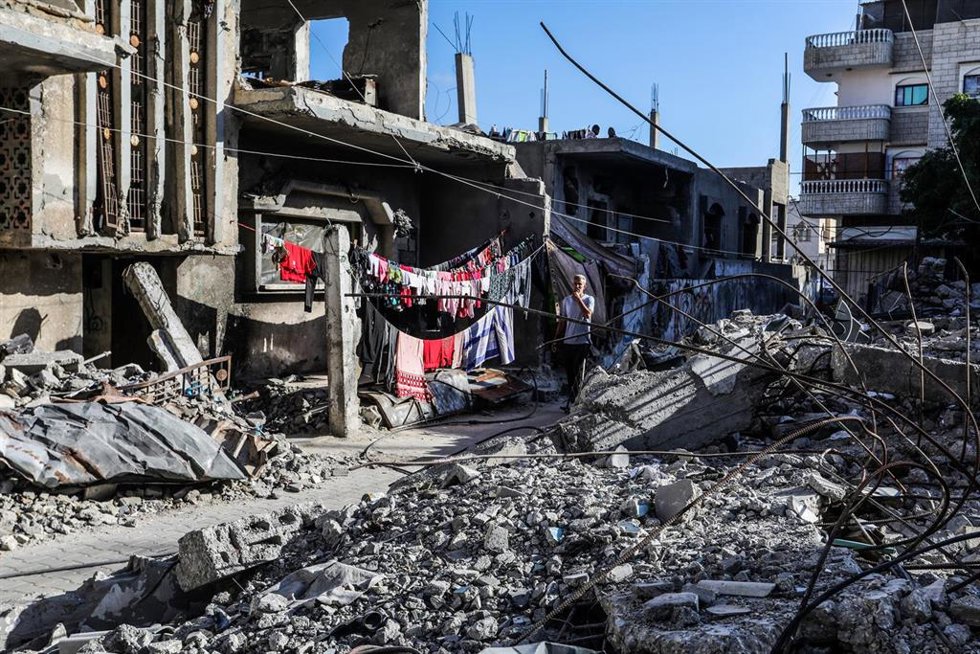 Un palestino desplazado en Deir al-Balah