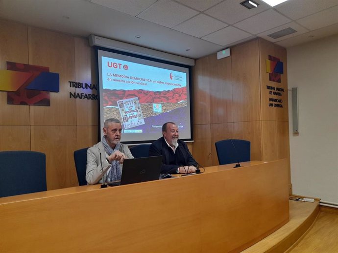 El secretario de Formación de UGT, Sebastián Pacheco, junto al director general de Memoria y Convivencia del Gobierno de Navarra, Martín Zabalza