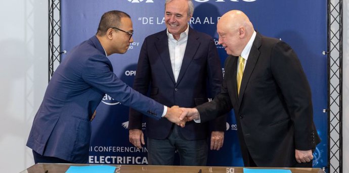 Cui Can, head de CGE Internacional; Jorge Azcón, presidente del Gobierno de Aragón, y Fermando Samper,  CEO de Desarrollo Eólico y Solar de Forestalia.