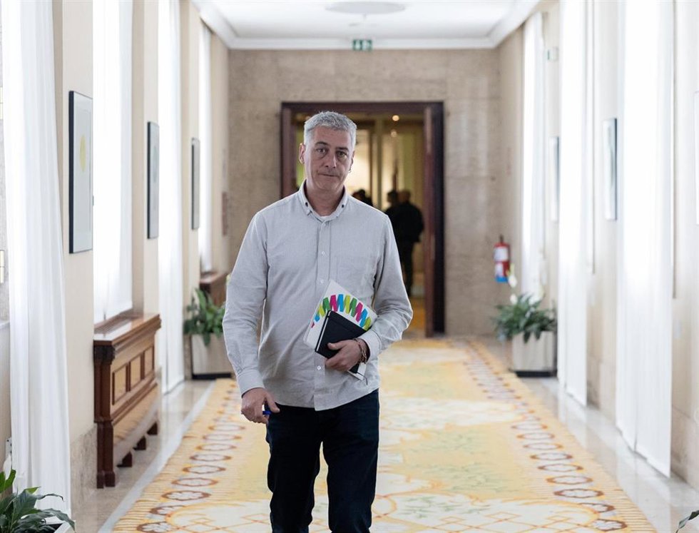 El diputado de EH Bildu Oskar Matute su llegada a una reunión de la Junta de Portavoces, en el Congreso de los Diputados, a 23 de abril de 2024, en Madrid (España).