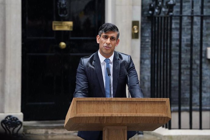 Rishi Sunak, primer ministro de Reino Unido, comparece a las puertas de Downing Street