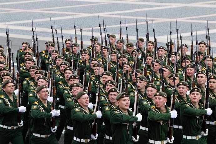 Imagen de archivo de militares rusos durante un desfile.