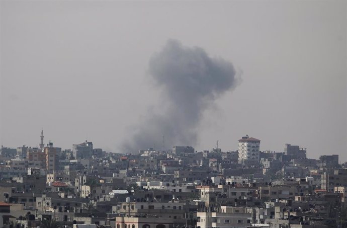 Columna de humo tras un bombardeo del Ejército de Israel contra la ciudad de Rafá, en la frontera entre la Franja de Gaza y Egipto (archivo)