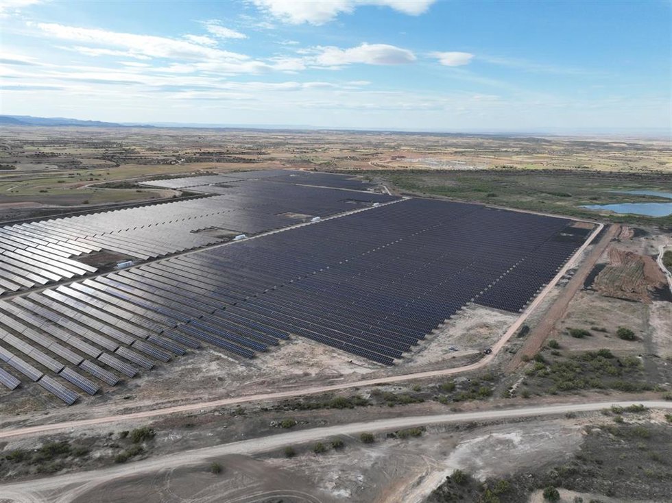 Archivo - Primera planta solar situada por Endesa en el perímetro de la antigua central térmica de Andorra (Teruel)