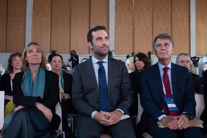 La presidenta de la Diputación de Barcelona, Lluïsa Moret; el ministro de Economía, Comercio y Empresa, Carlos Cuerpo, y el presidente del Cercle d'Economia, Jaume Guardiola.