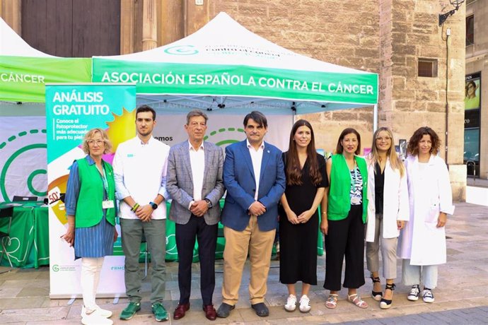 El presidente de la Asociación Española Contra el Cáncer en Baleares, José Reyes, el presidente del Colegio Oficial de Farmacéuticos de Baleares (Cofib) y farmacéuticos voluntarios con motivo de la campaña de prevención contra el cáncer de piel.