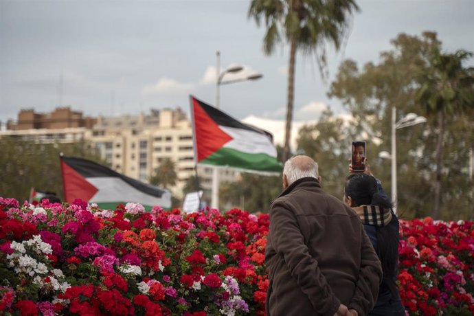 Archivo - Varias personas durante una manifestación en apoyo a Palestina