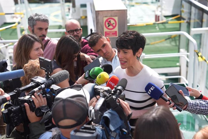 La ministra de Inclusión, Seguridad Social y Migraciones, Elma Saiz, atiende a los medios de comunicación durante su visita al buque hospital 'Juan de la Cosa' en Santander