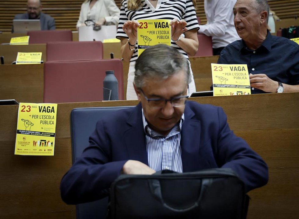 El conseller Rovira este jueves en el pleno de Les Corts